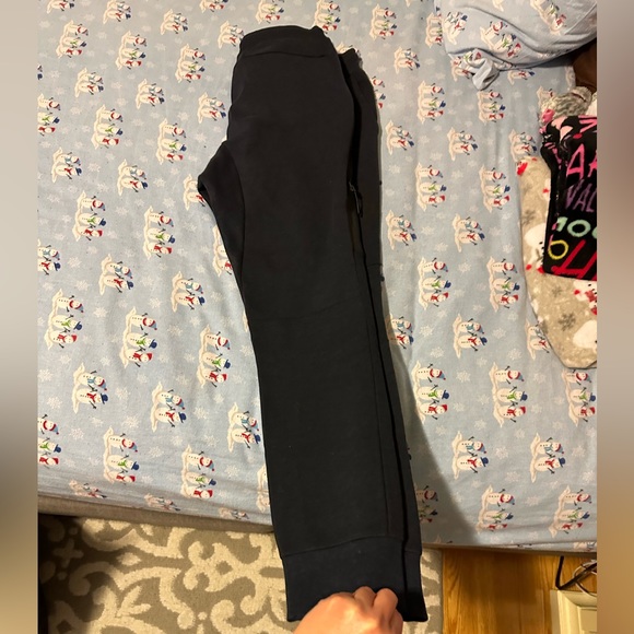 2 pairs women’s Nike tech, fleece size, large, navy and black gently used - Picture 4 of 7